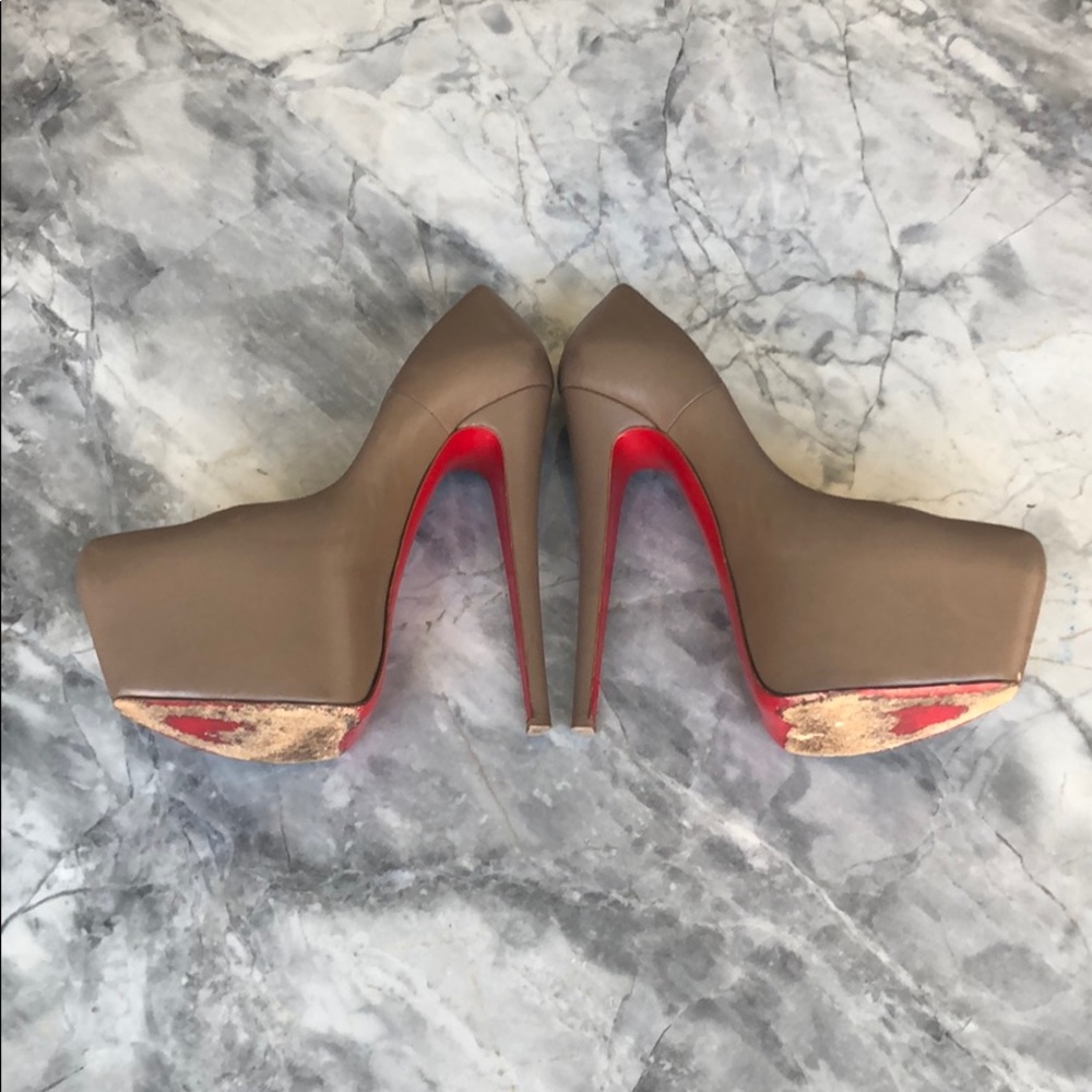 Christian Louboutin Mocha Leather Daffodile pumps! - Picture 3 of 8